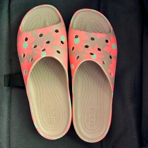 Croc’s pink tan daisy floral flowers 9 women’s crocs slippers shoes slides slip